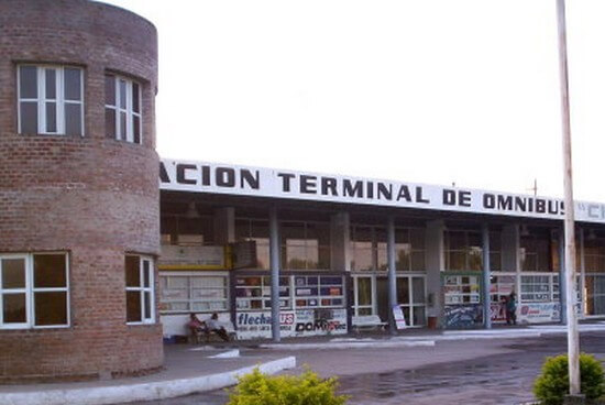 Fachada de la terminal de ómnibus de Villa Ocampo, donde se ubica el bar-comedor en convocatoria